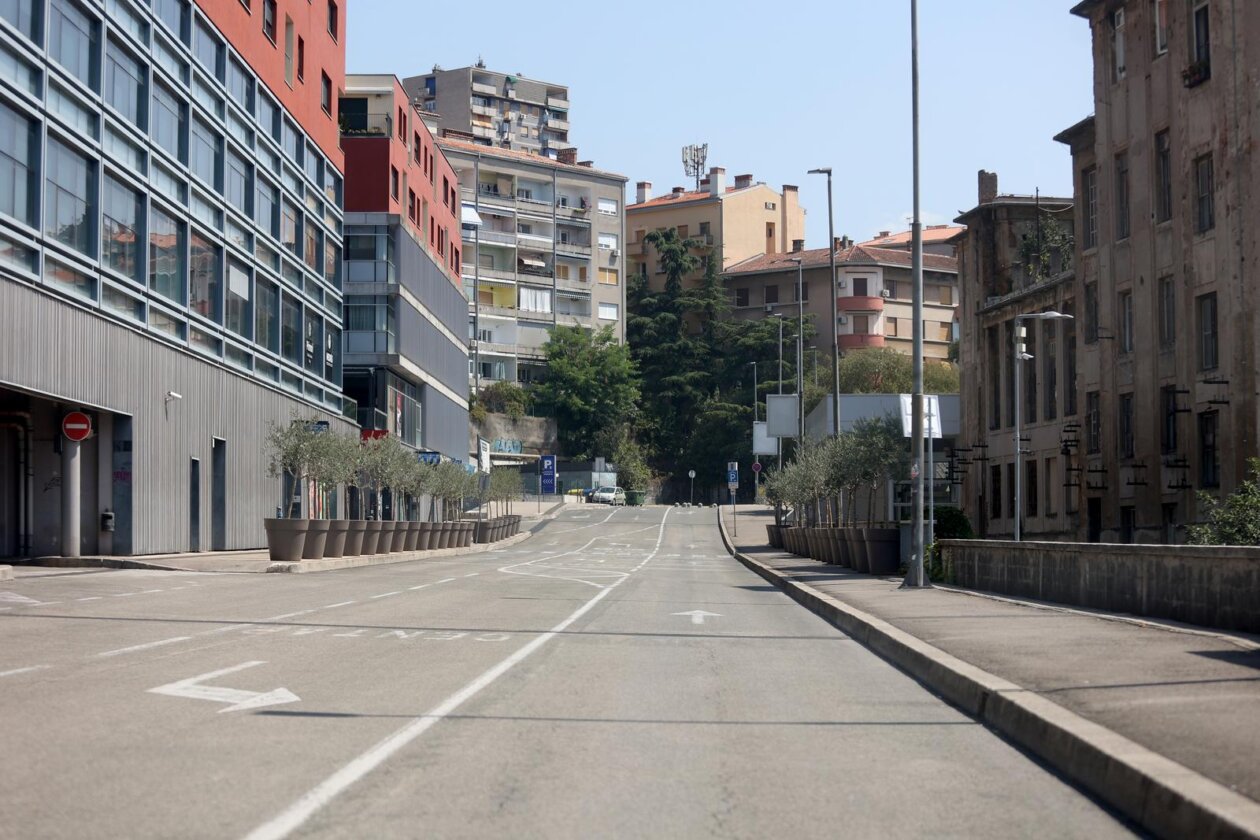 Rijeka: Visoke temperature ispraznile gradske ulice Rijeka: Visoke temperature ispraznile gradske ulice