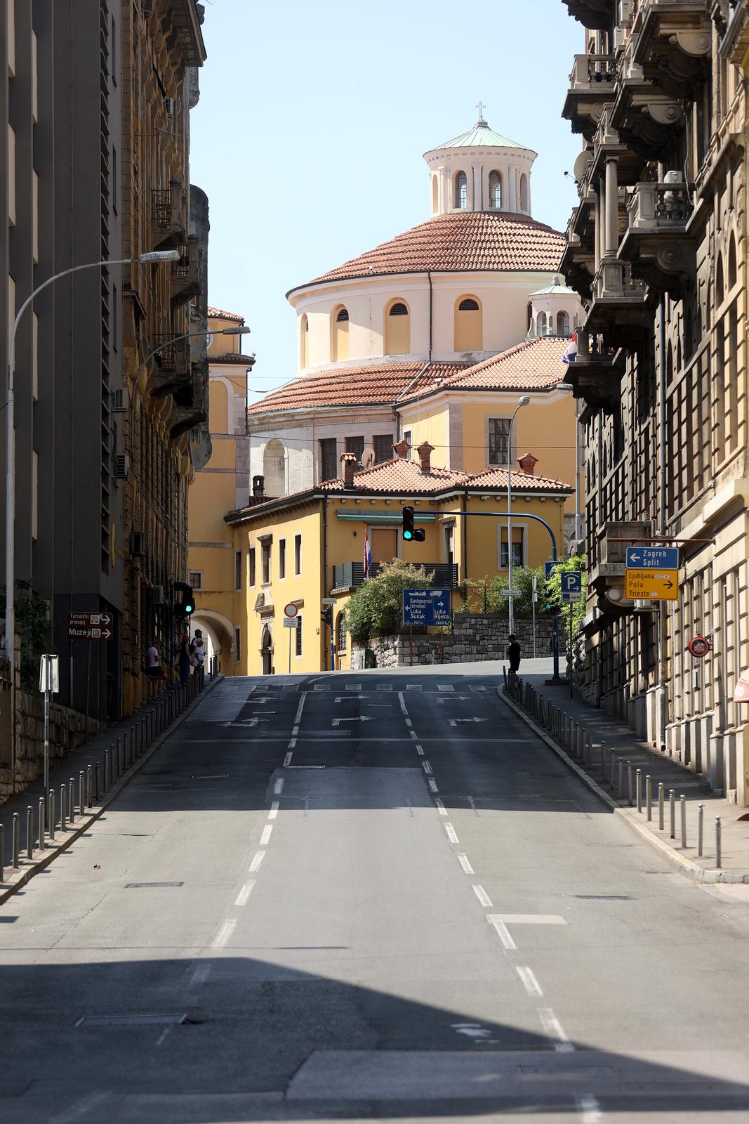Rijeka: Visoke temperature ispraznile gradske ulice Rijeka: Visoke temperature ispraznile gradske ulice