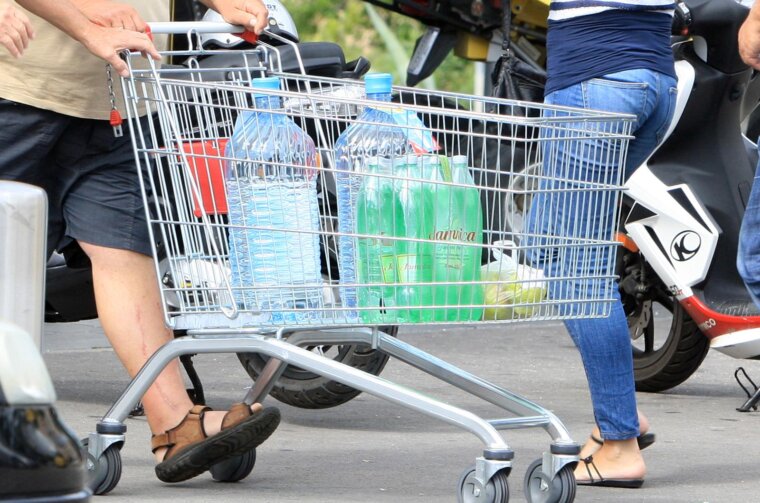 ibenik: Zbog zaga?ene vode u slavinama gra?ani na veliko kupuju flairanu vodu ibenik: Zbog zaga?ene vode u slavinama gra?ani na veliko kupuju flairanu vodu