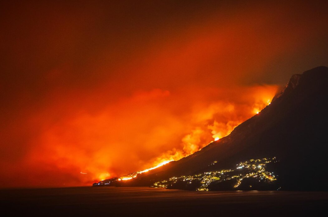 Pogled na katastrofalni požar u Lokvi Rogoznici iz Brela