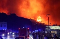 Požar kod Omiša: Evakuiran velik broj turista i mještana, pred vatrogascima je besana noć