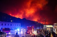 Požar kod Omiša: Evakuiran velik broj turista i mještana, pred vatrogascima je besana noć