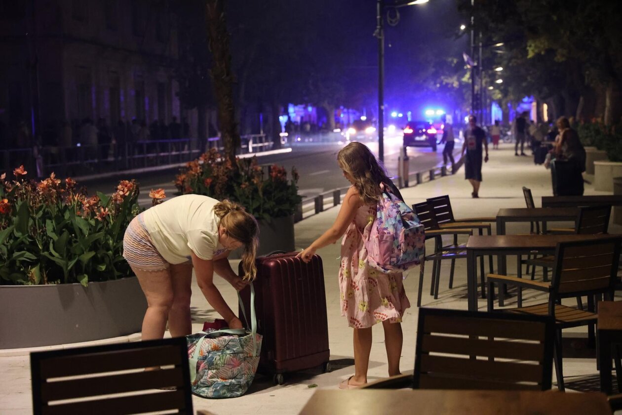 Požar kod Omiša: Evakuiran velik broj turista i mještana, pred vatrogascima je besana noć