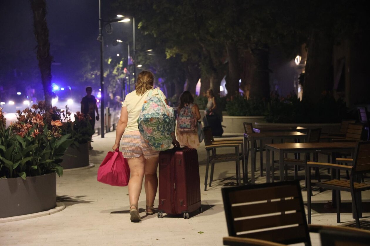 Požar kod Omiša: Evakuiran velik broj turista i mještana, pred vatrogascima je besana noć