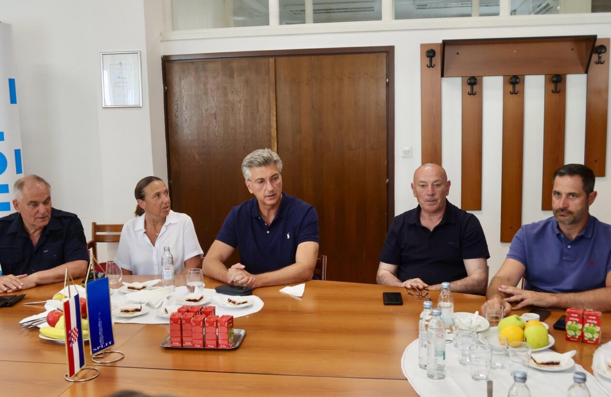 Split: Premijer Plenković u obilasku ozlijeđenih u požaru Split: Premijer Plenković u obilasku ozlijeđenih u požaru