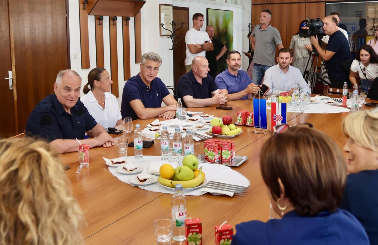 Split: Premijer Plenković u obilasku ozlijeđenih u požaru Split: Premijer Plenković u obilasku ozlijeđenih u požaru