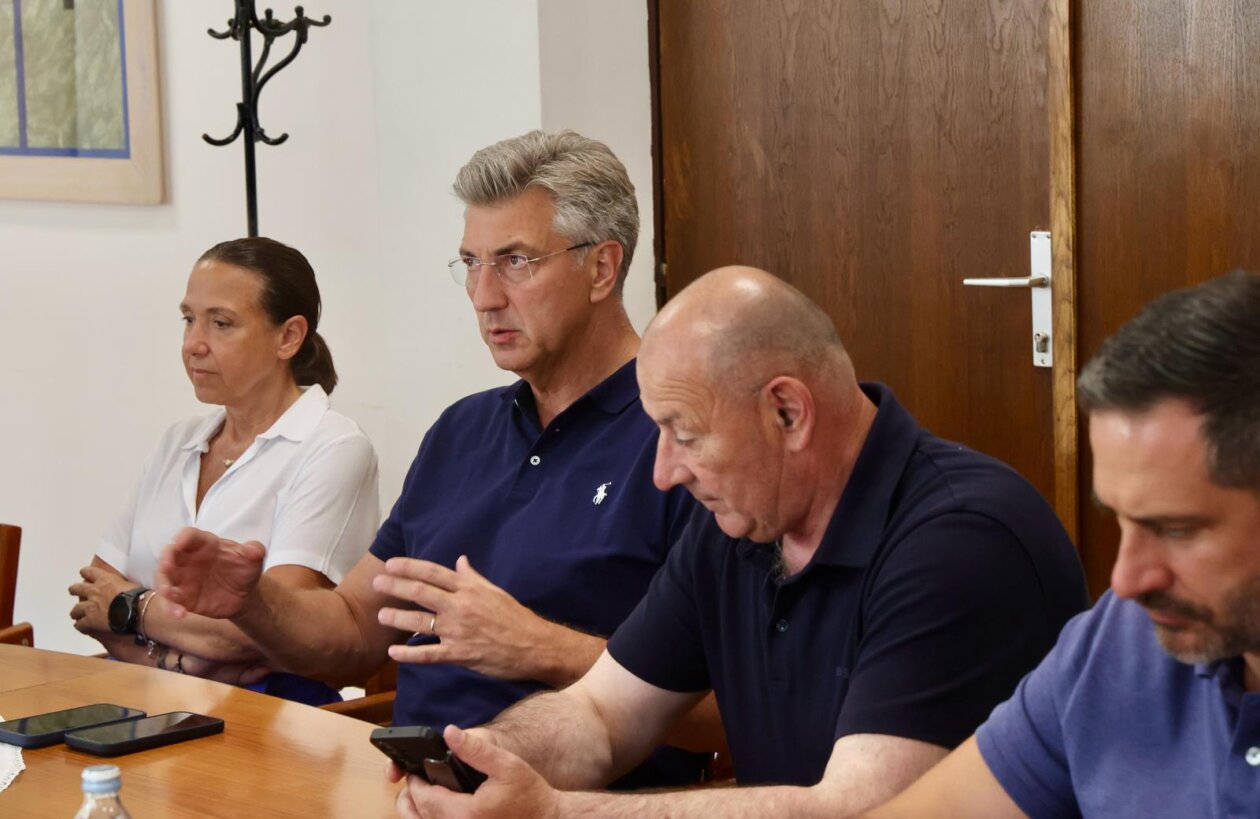 Split: Premijer Plenković u obilasku ozlijeđenih u požaru Split: Premijer Plenković u obilasku ozlijeđenih u požaru