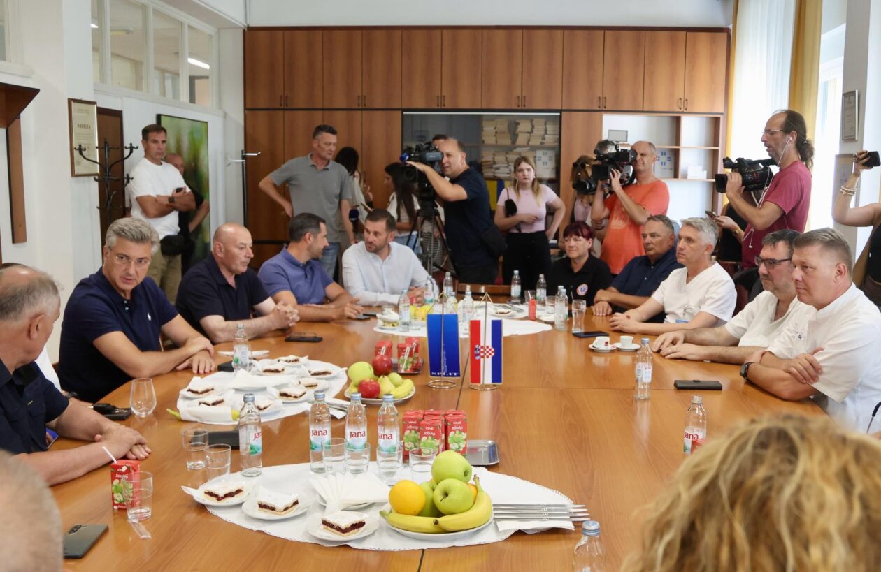 Split: Premijer Plenković u obilasku ozlijeđenih u požaru Split: Premijer Plenković u obilasku ozlijeđenih u požaru