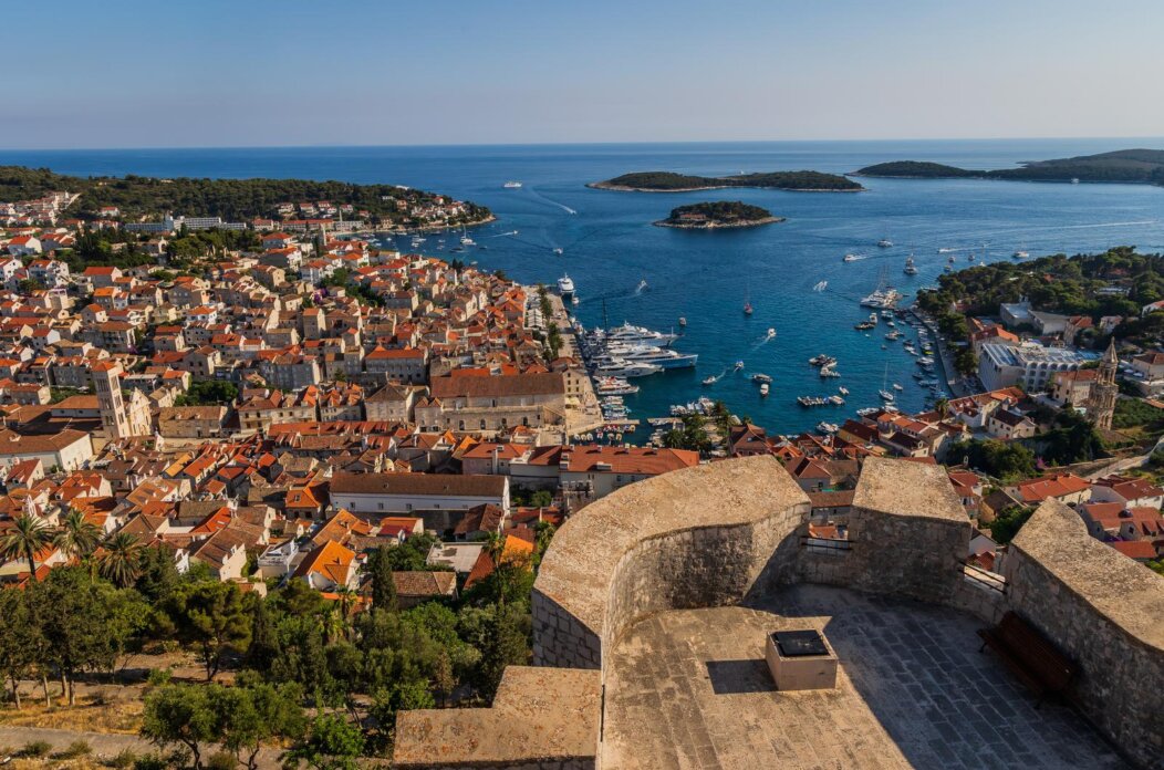 Hvar: Poslijepodnevne panorame sa tvrđave Španjola na grad Hvar i Paklene Otoke Hvar: Poslijepodnevne panorame sa tvrđave Španjola na grad Hvar i Paklene Otoke