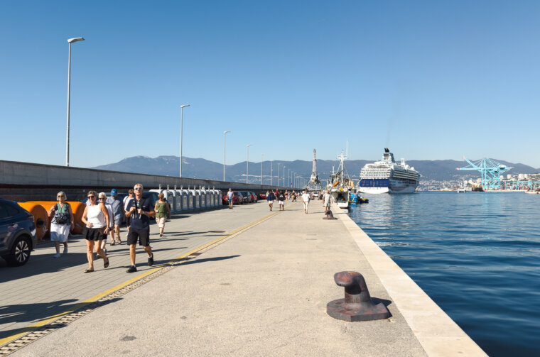 Ilustrativna riva turisti molo longo-2717