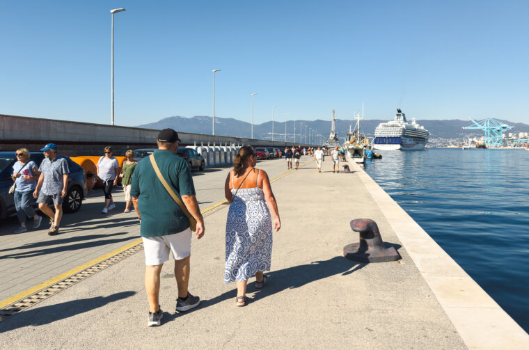 Ilustrativna riva turisti molo longo-2718