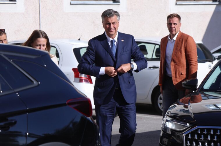 Andrej Plenković stigao je na sastanku o sanaciji nelegalno odloženog otpada u Gospiću Andrej Plenković stigao je na sastanku o sanaciji nelegalno odloženog otpada u Gospiću