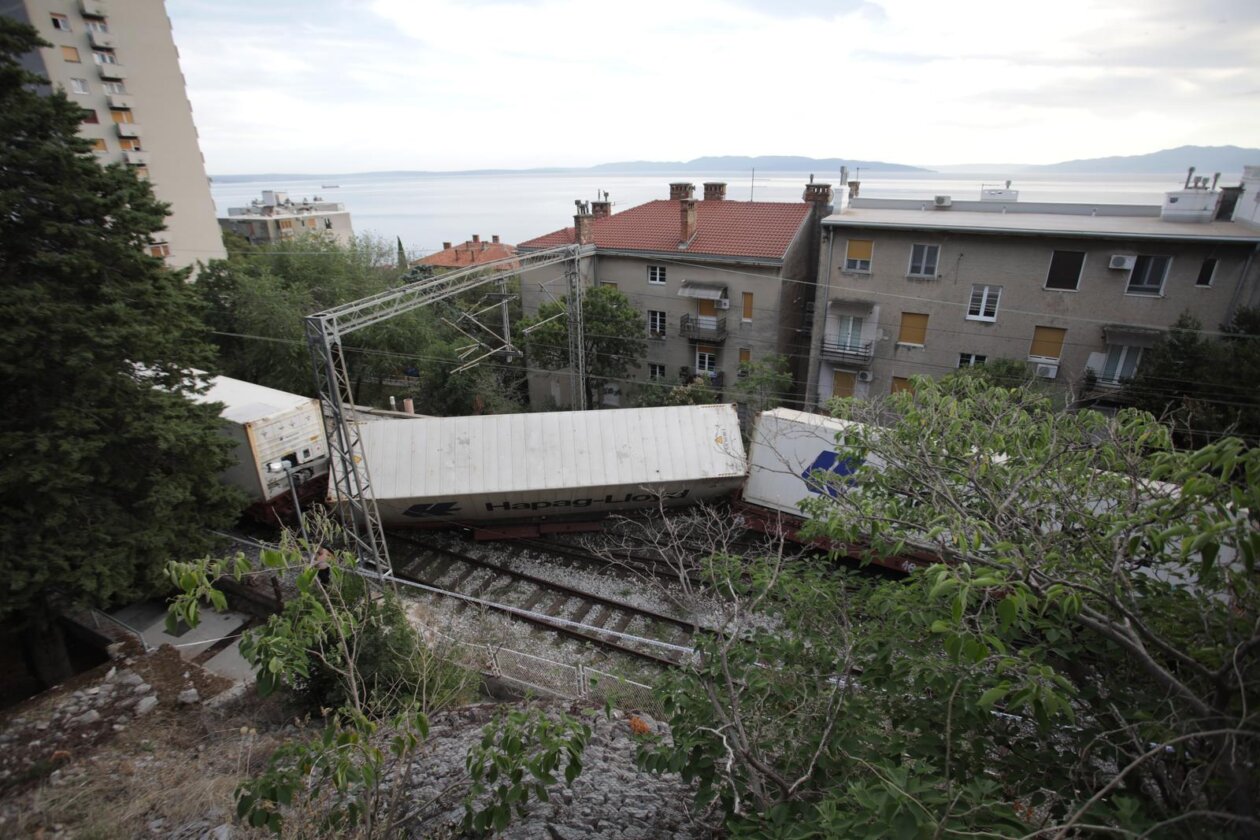 Vagoni iskočili iz kompozicije na pruzi Rijeka-Zagreb kod kolodvora Pećine