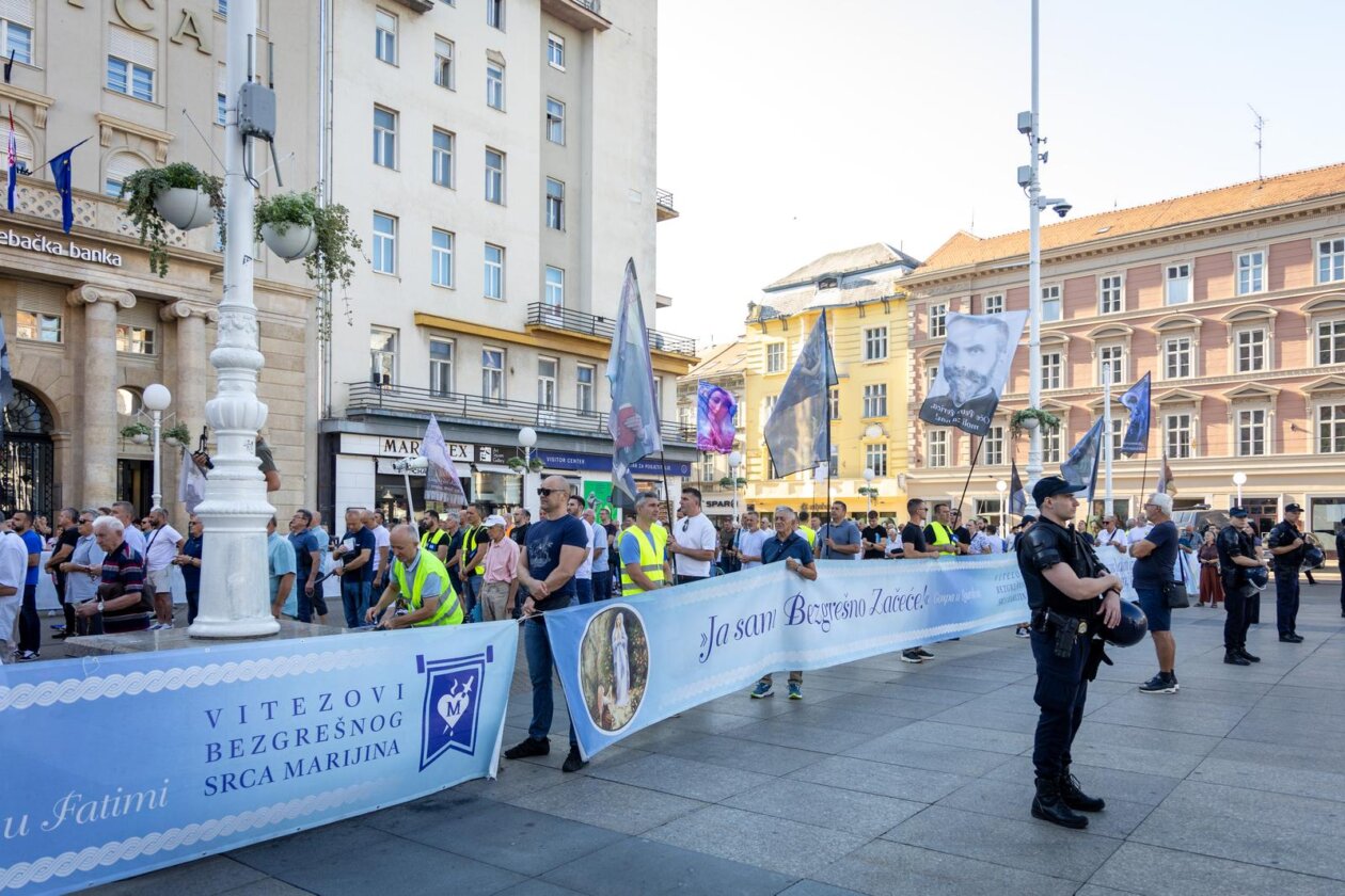 Zagreb: Molitelji na glavnom gradskom trgu prve subote u mjesecu Zagreb: Molitelji na glavnom gradskom trgu prve subote u mjesecu