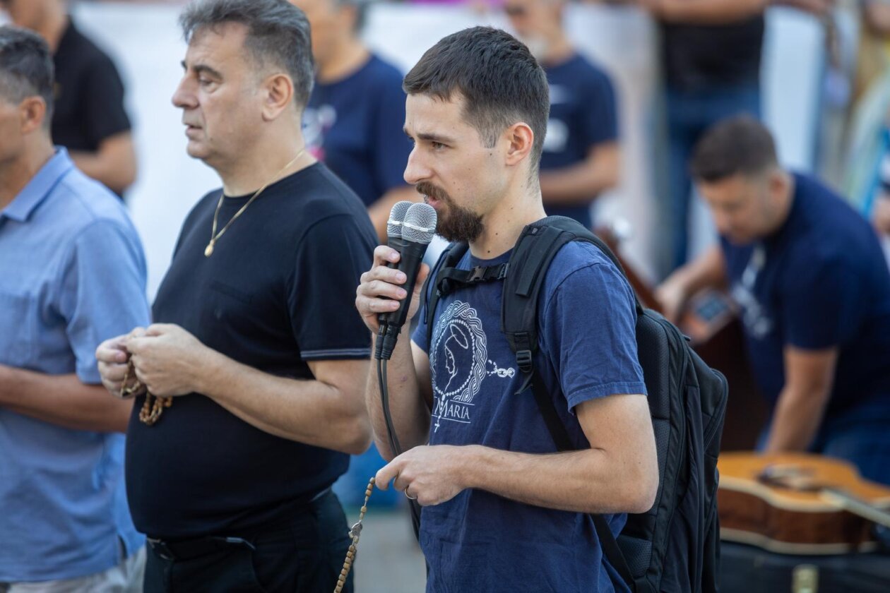 Zagreb: Molitelji na glavnom gradskom trgu prve subote u mjesecu Zagreb: Molitelji na glavnom gradskom trgu prve subote u mjesecu