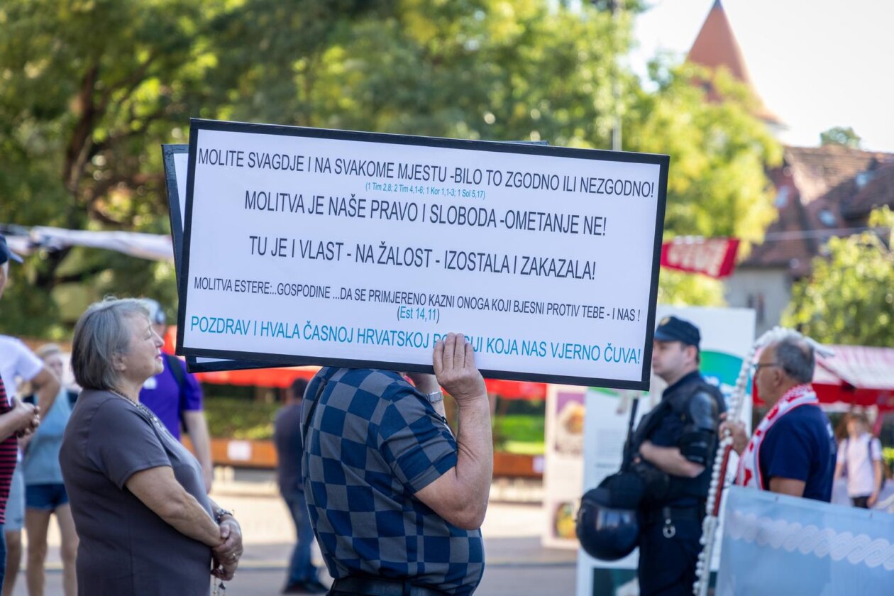 Zagreb: Molitelji na glavnom gradskom trgu prve subote u mjesecu Zagreb: Molitelji na glavnom gradskom trgu prve subote u mjesecu