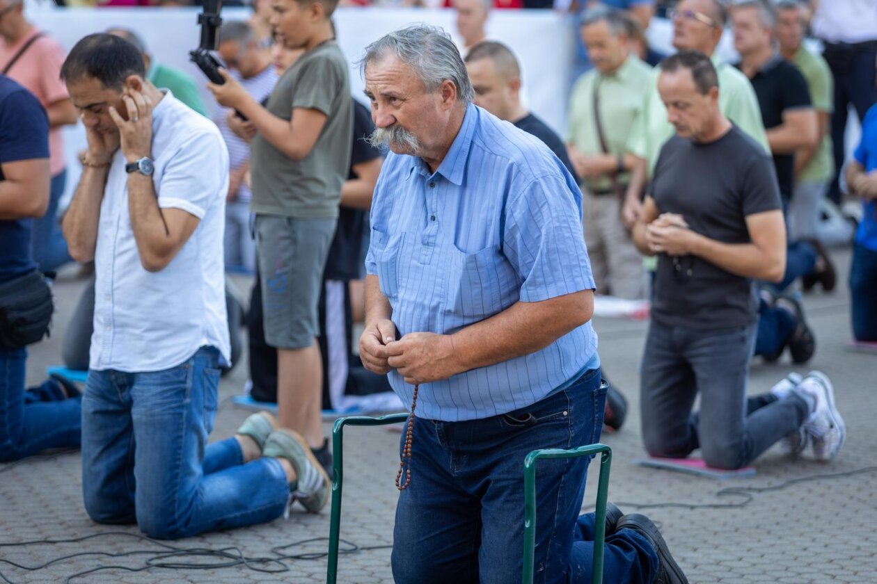 Zagreb: Molitelji na glavnom gradskom trgu prve subote u mjesecu Zagreb: Molitelji na glavnom gradskom trgu prve subote u mjesecu