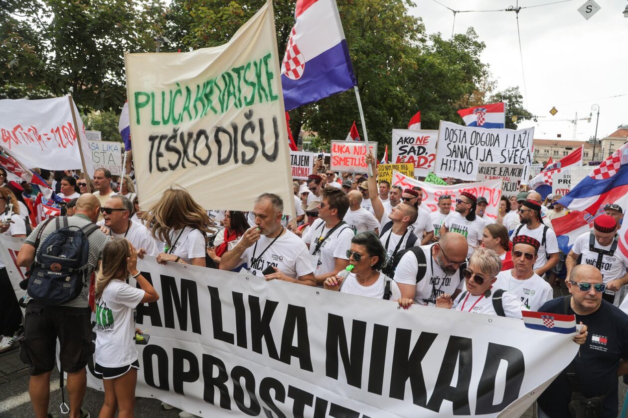 Veliki prosvjed u Zagrebu zbog zagađenja i opasnog otpada u Lici Veliki prosvjed u Zagrebu zbog zagađenja i opasnog otpada u Lici
