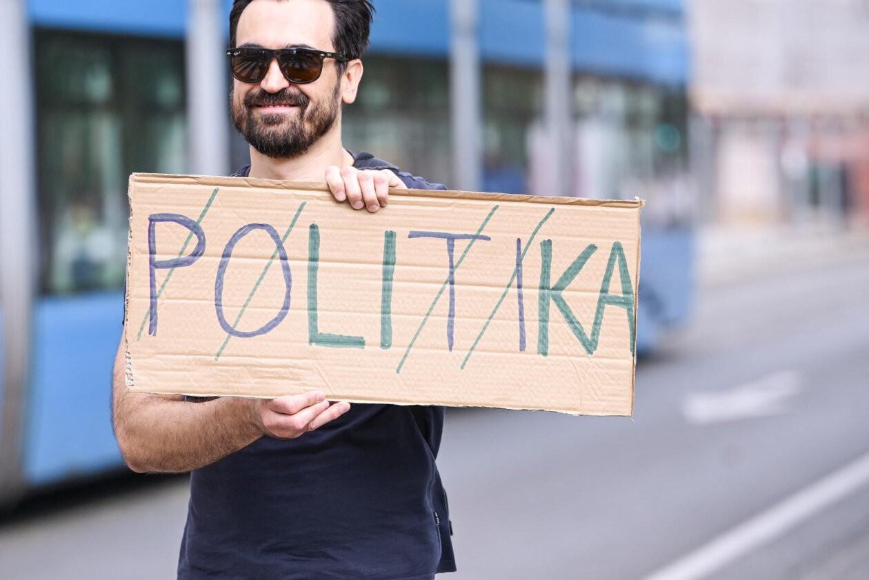 Veliki prosvjed u Zagrebu zbog zagađenja i opasnog otpada u Lici Veliki prosvjed u Zagrebu zbog zagađenja i opasnog otpada u Lici