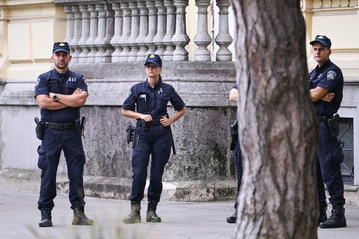 Veliki prosvjed u Zagrebu zbog zagađenja i opasnog otpada u Lici Veliki prosvjed u Zagrebu zbog zagađenja i opasnog otpada u Lici