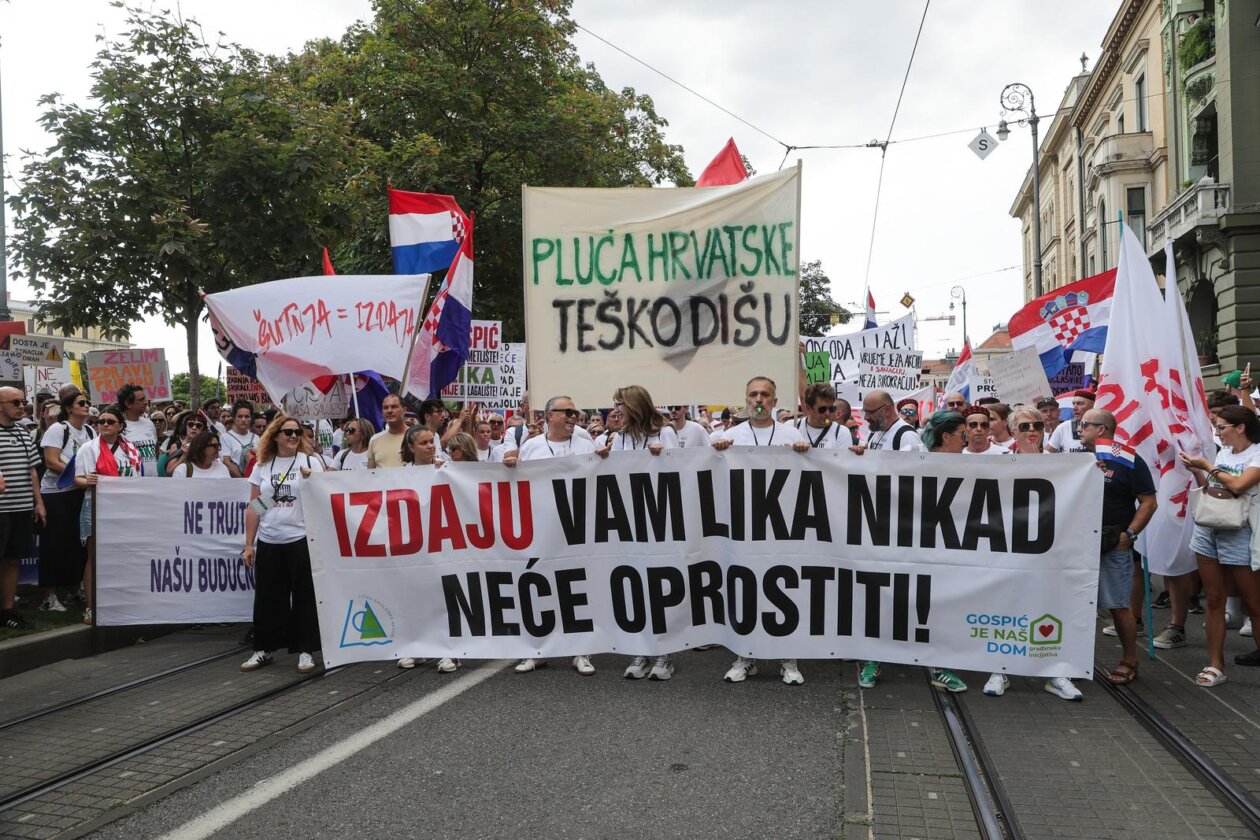 Veliki prosvjed u Zagrebu zbog zagađenja i opasnog otpada u Lici Veliki prosvjed u Zagrebu zbog zagađenja i opasnog otpada u Lici