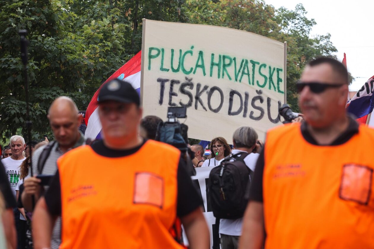 Veliki prosvjed u Zagrebu zbog zagađenja i opasnog otpada u Lici Veliki prosvjed u Zagrebu zbog zagađenja i opasnog otpada u Lici