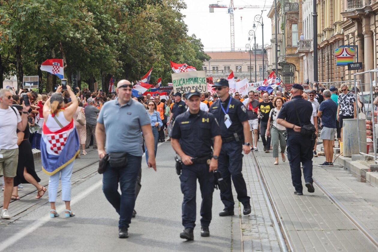 Veliki prosvjed u Zagrebu zbog zagađenja i opasnog otpada u Lici Veliki prosvjed u Zagrebu zbog zagađenja i opasnog otpada u Lici