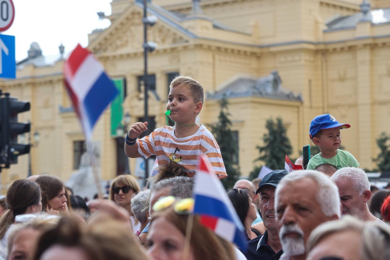 Veliki prosvjed u Zagrebu zbog zagađenja i opasnog otpada u Lici Veliki prosvjed u Zagrebu zbog zagađenja i opasnog otpada u Lici