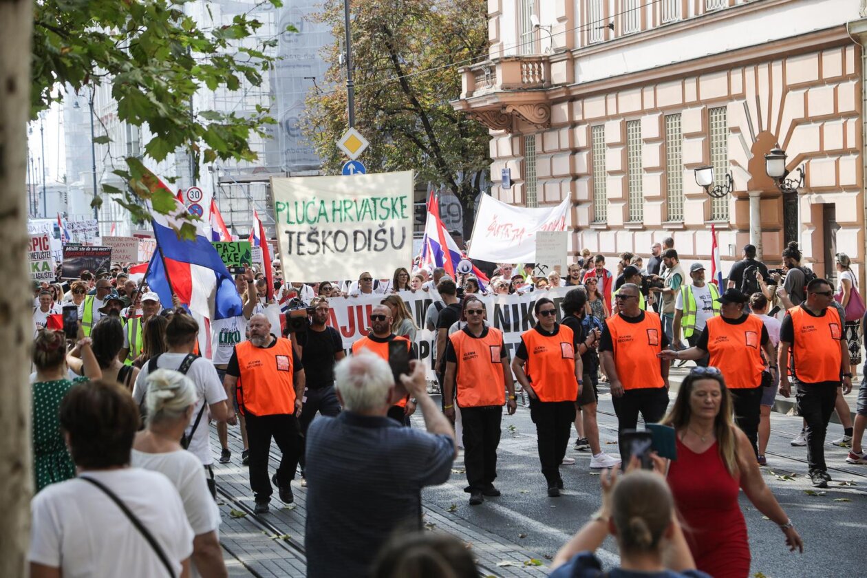 Veliki prosvjed u Zagrebu zbog zagađenja i opasnog otpada u Lici Veliki prosvjed u Zagrebu zbog zagađenja i opasnog otpada u Lici