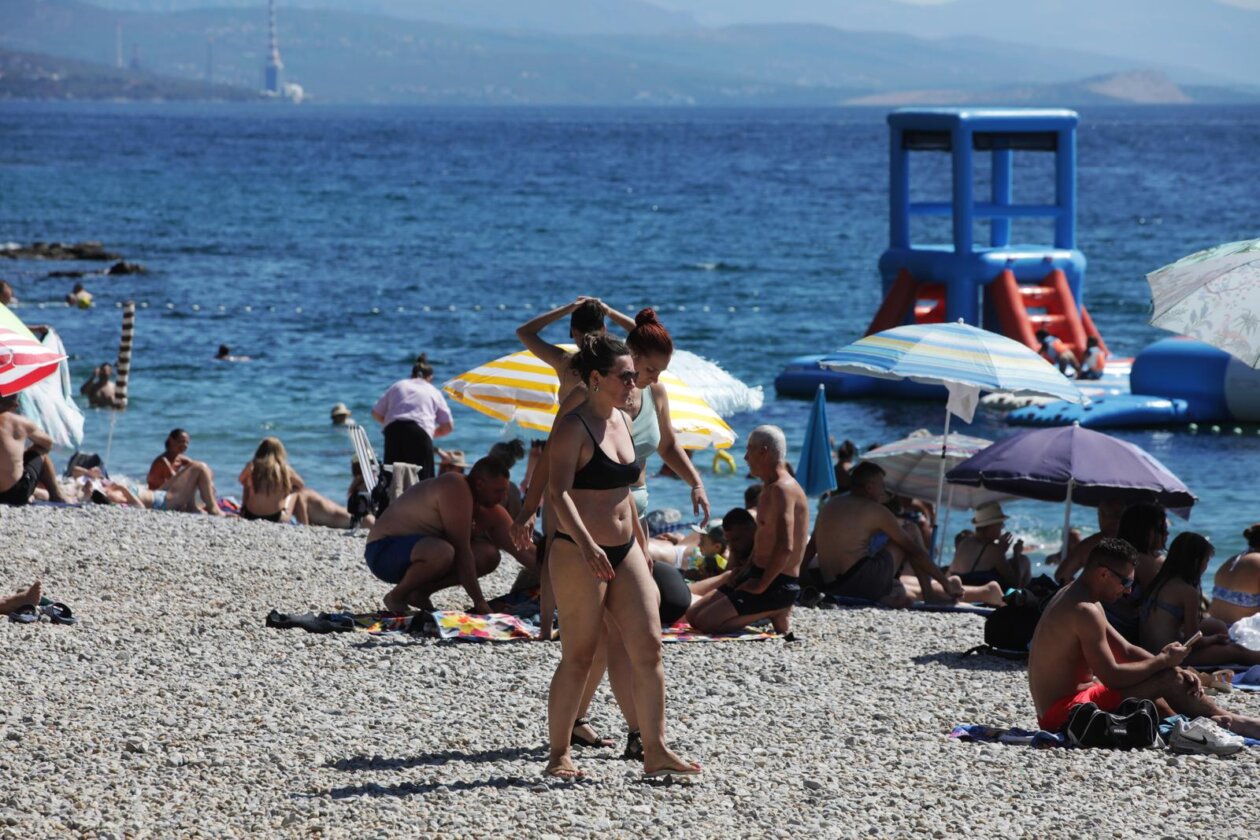 Rijeka: Kupači na gradskoj plaži Kantrida