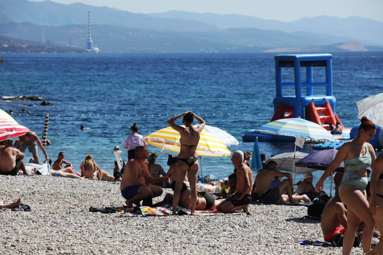 Rijeka: Kupači na gradskoj plaži Kantrida