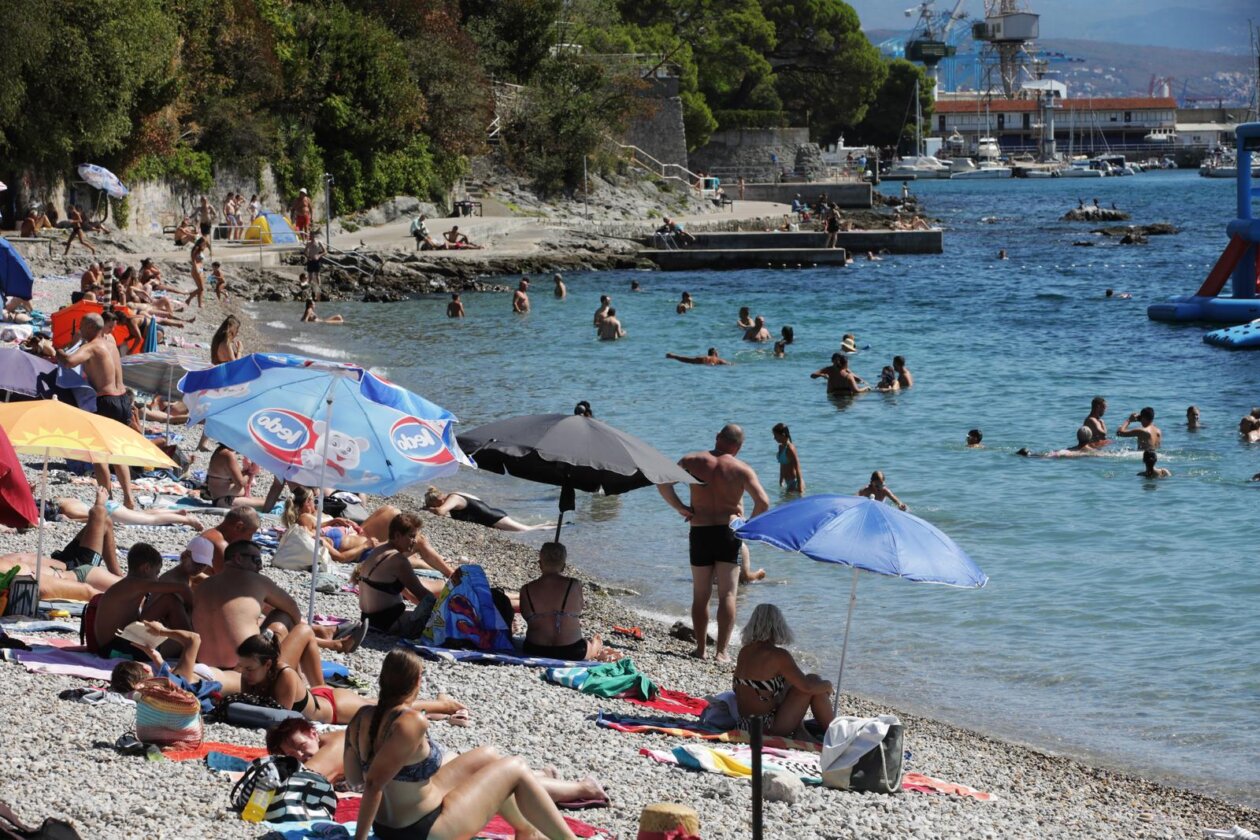 Rijeka: Kupači na gradskoj plaži Kantrida