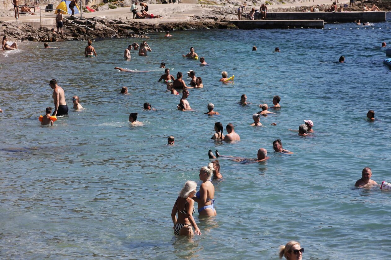Rijeka: Kupači na gradskoj plaži Kantrida
