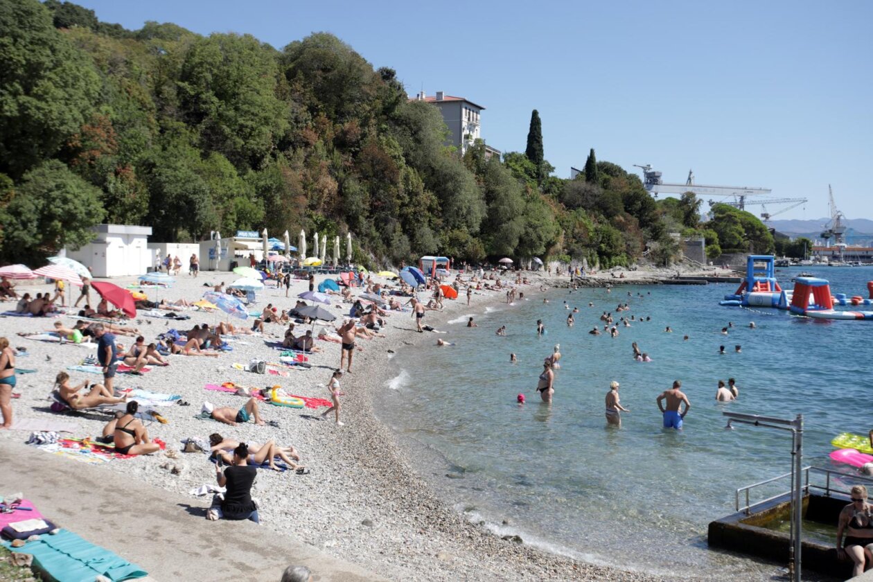 Rijeka: Kupači na gradskoj plaži Kantrida