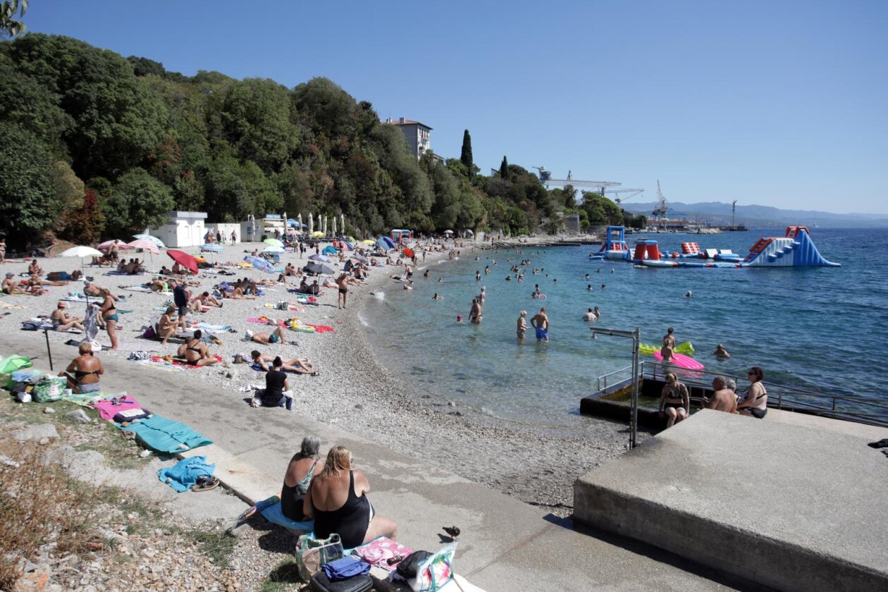 Rijeka: Kupači na gradskoj plaži Kantrida