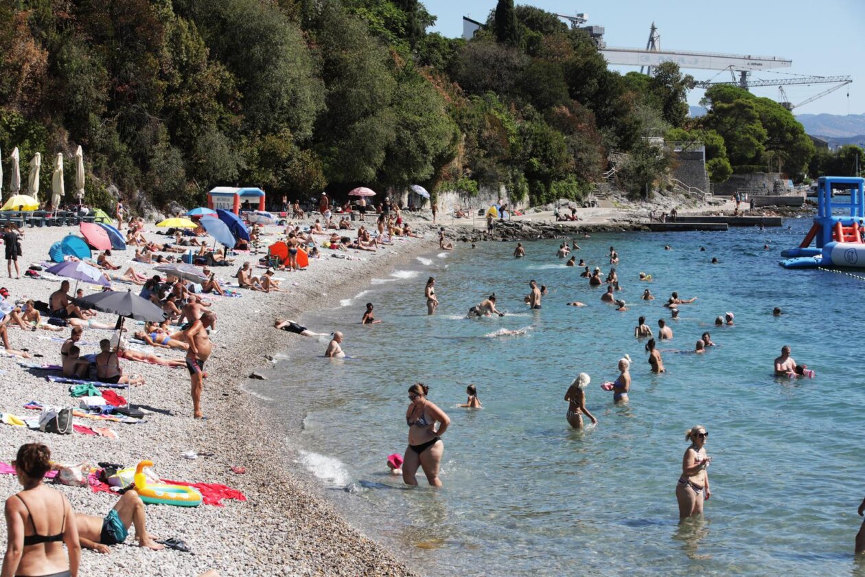 Rijeka: Kupači na gradskoj plaži Kantrida