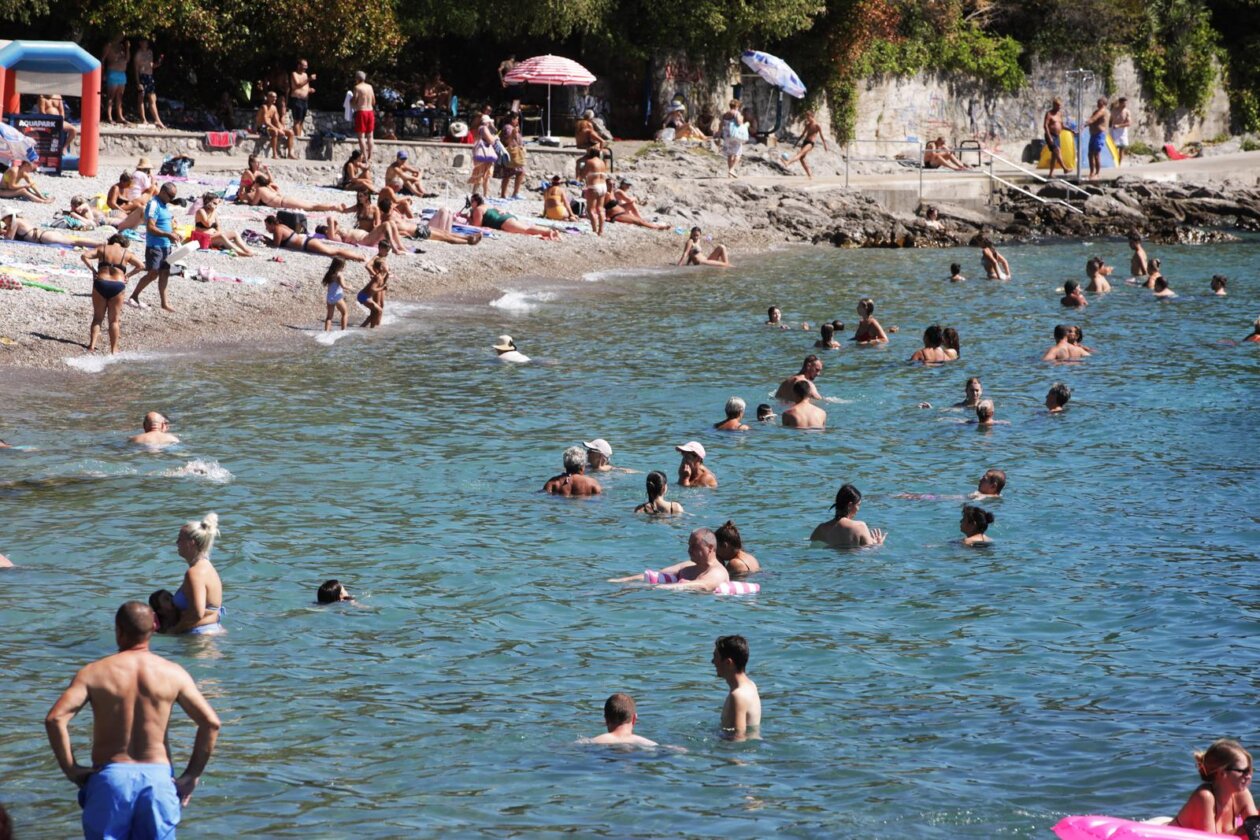Rijeka: Kupači na gradskoj plaži Kantrida