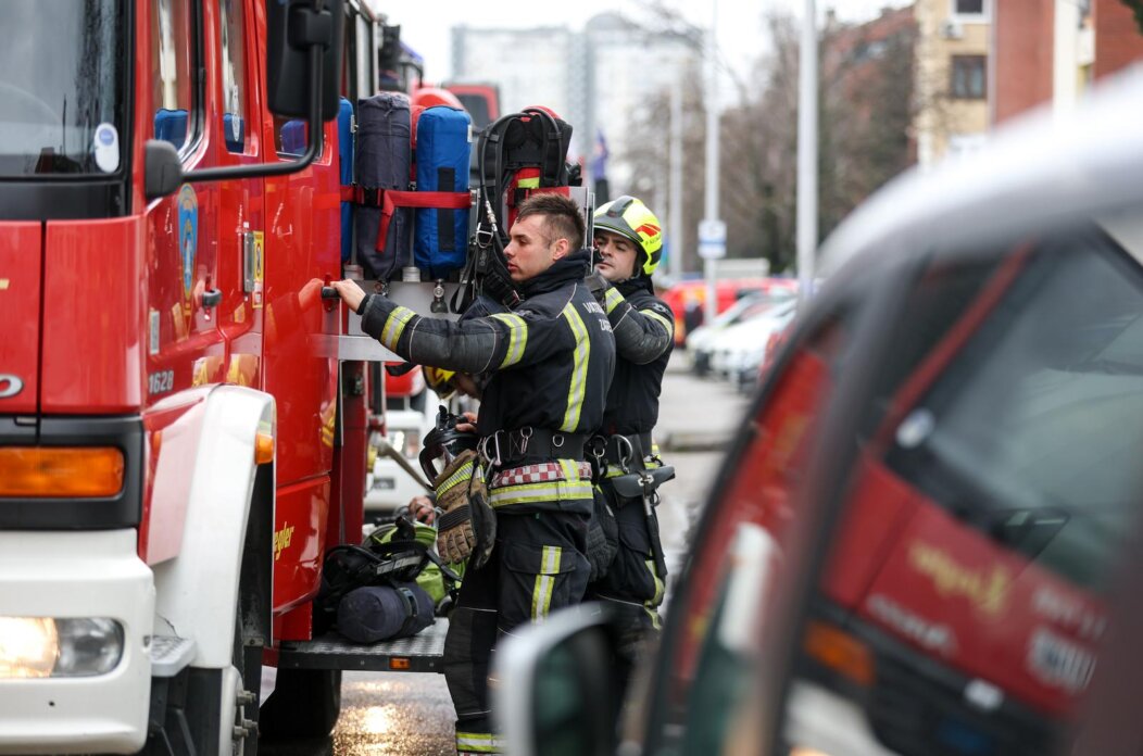 Zagreb: Požar u Ulici Hrvoja Macanovića, tri osobe ozlijeđene Zagreb: Požar u Ulici Hrvoja Macanovića, tri osobe ozlijeđene