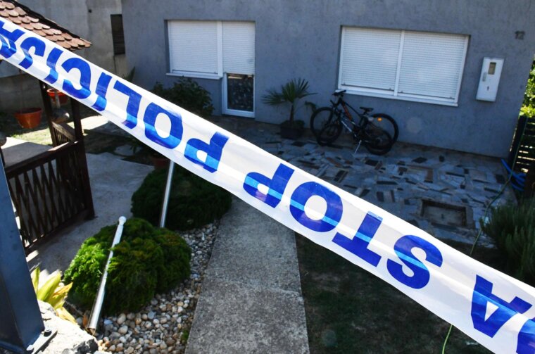 Mjesto stravičnog ubojstva žene u Slatini okruženo je policijskim trakama Mjesto stravičnog ubojstva žene u Slatini okruženo je policijskim trakama
