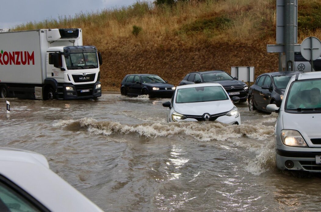 Split: Kiša poplavila prometnice i uzrokovala  probleme