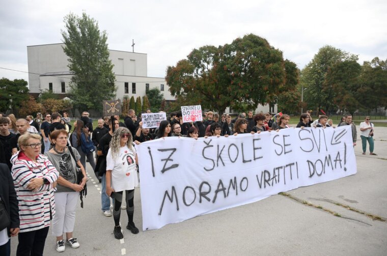 Zagreb: Prosvjed pred školom u kojoj je učenik izbo kolegu učenika