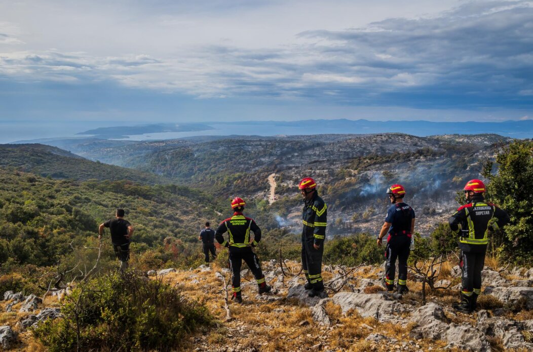Nerežišća: Tijekom poslijepodneva ponovno se razbuktao požar Nerežišća: Tijekom poslijepodneva ponovno se razbuktao požar