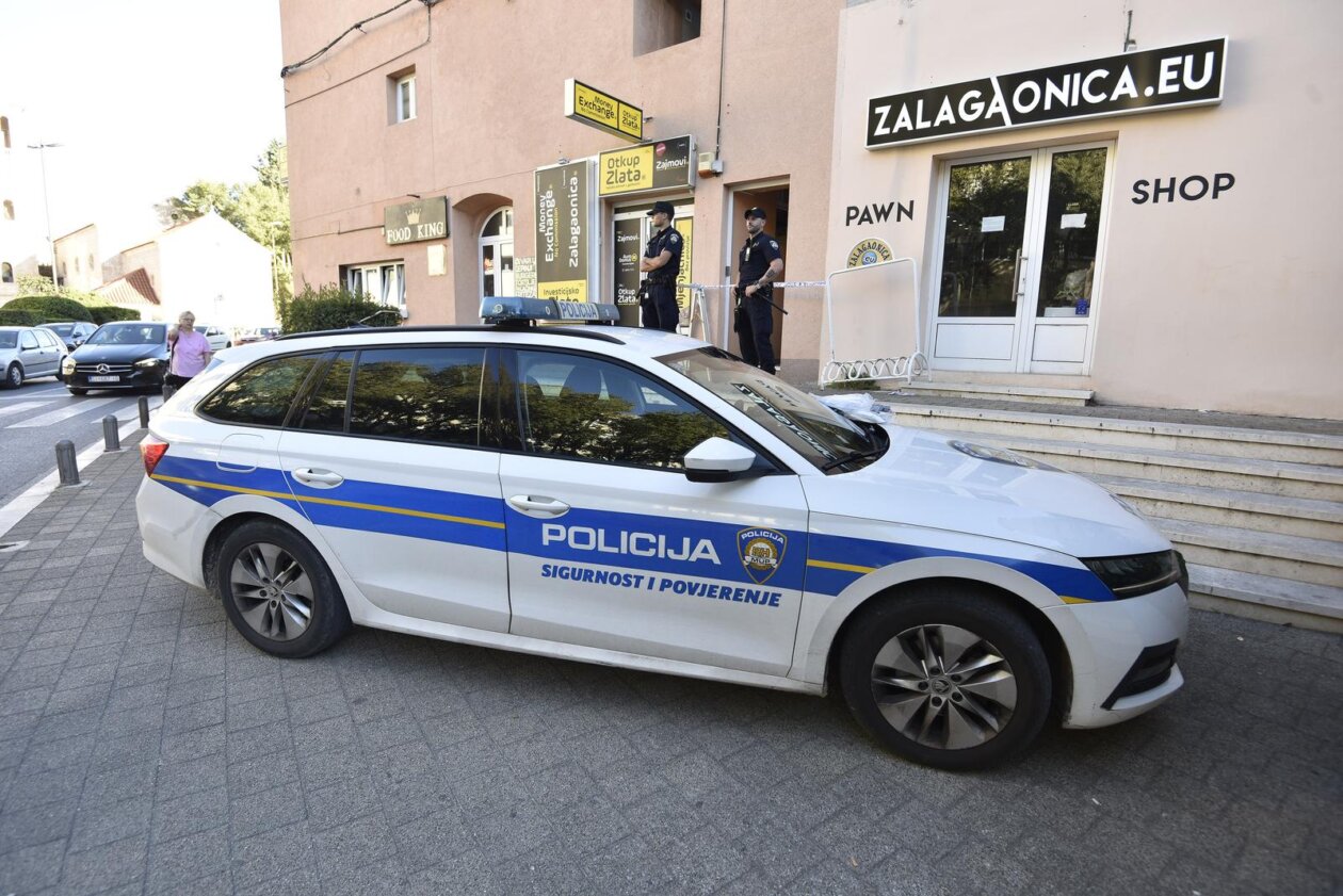 U Šibeniku nožem ubijen mladić, djevojka se bori za život U Šibeniku nožem ubijen mladić, djevojka se bori za život