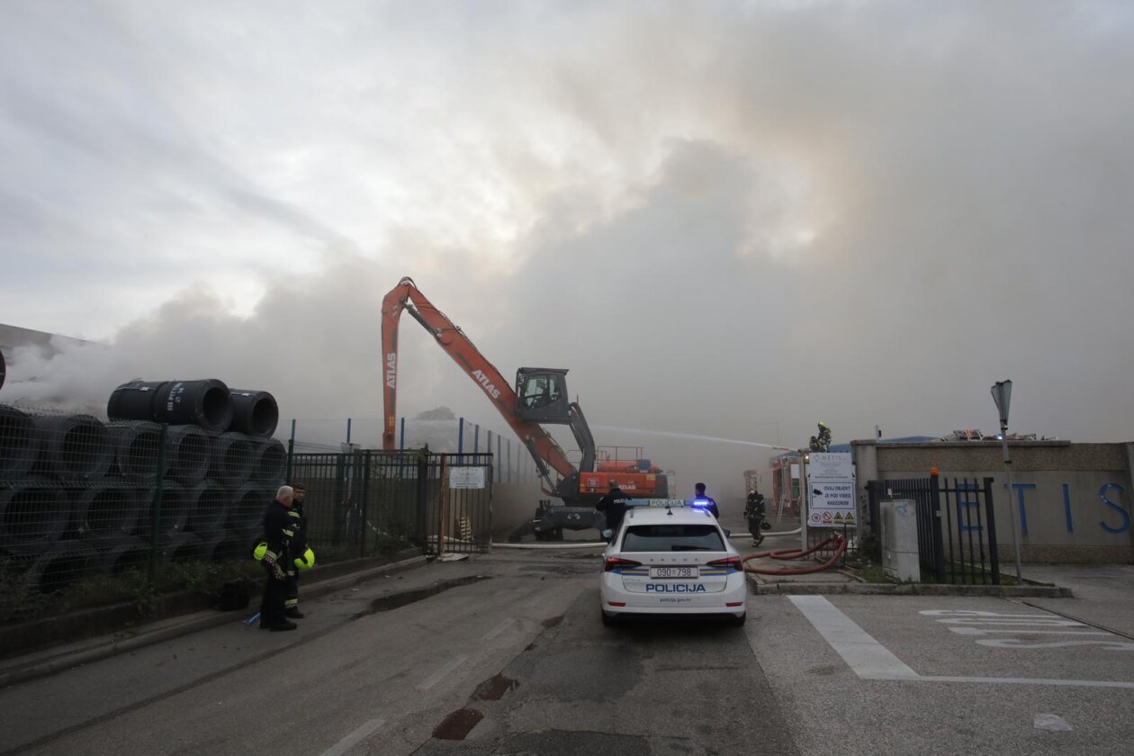 Rijeka: Izbio požar u skladištu Metisa na Kukuljanovu