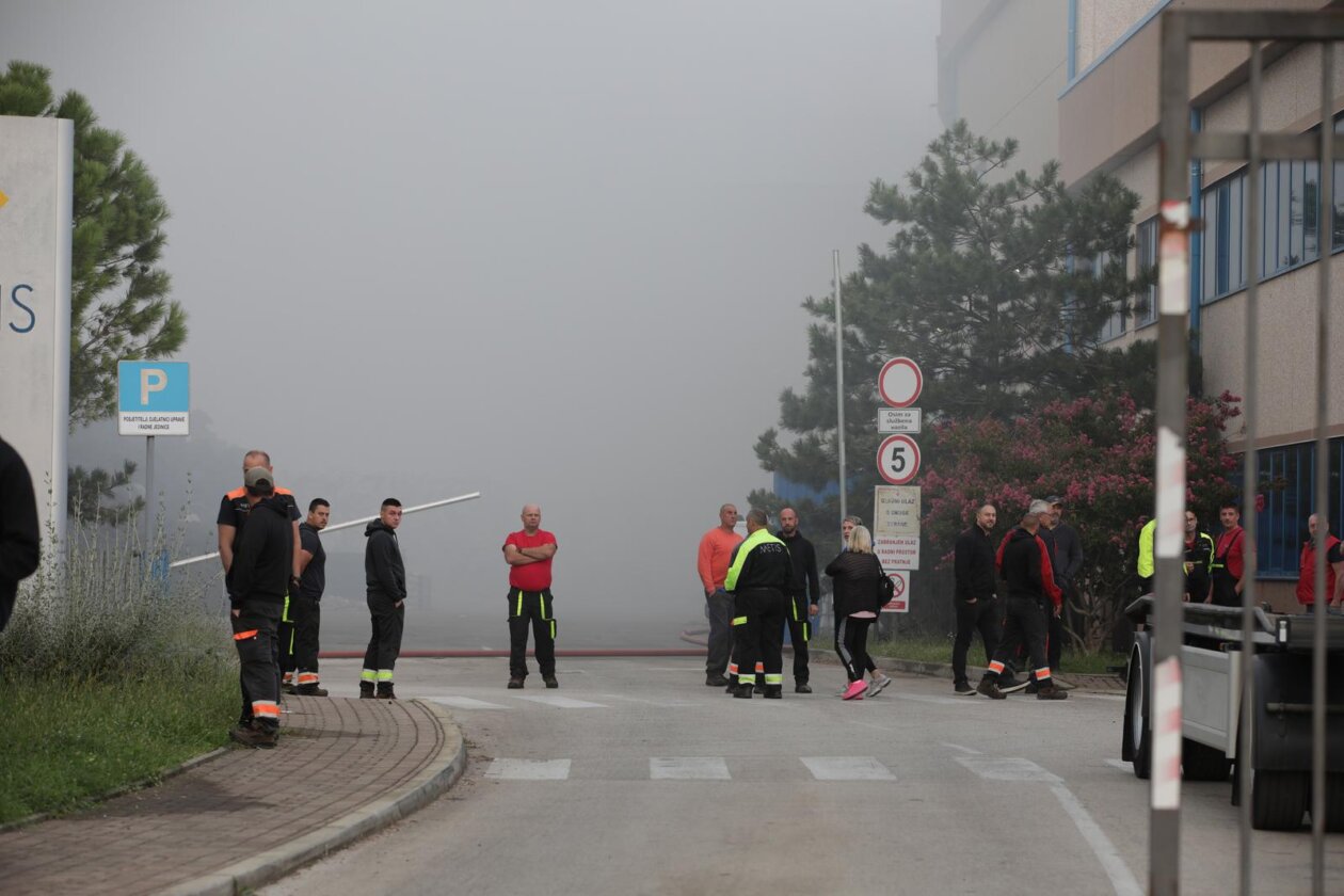 Rijeka: Izbio požar u skladištu Metisa na Kukuljanovu