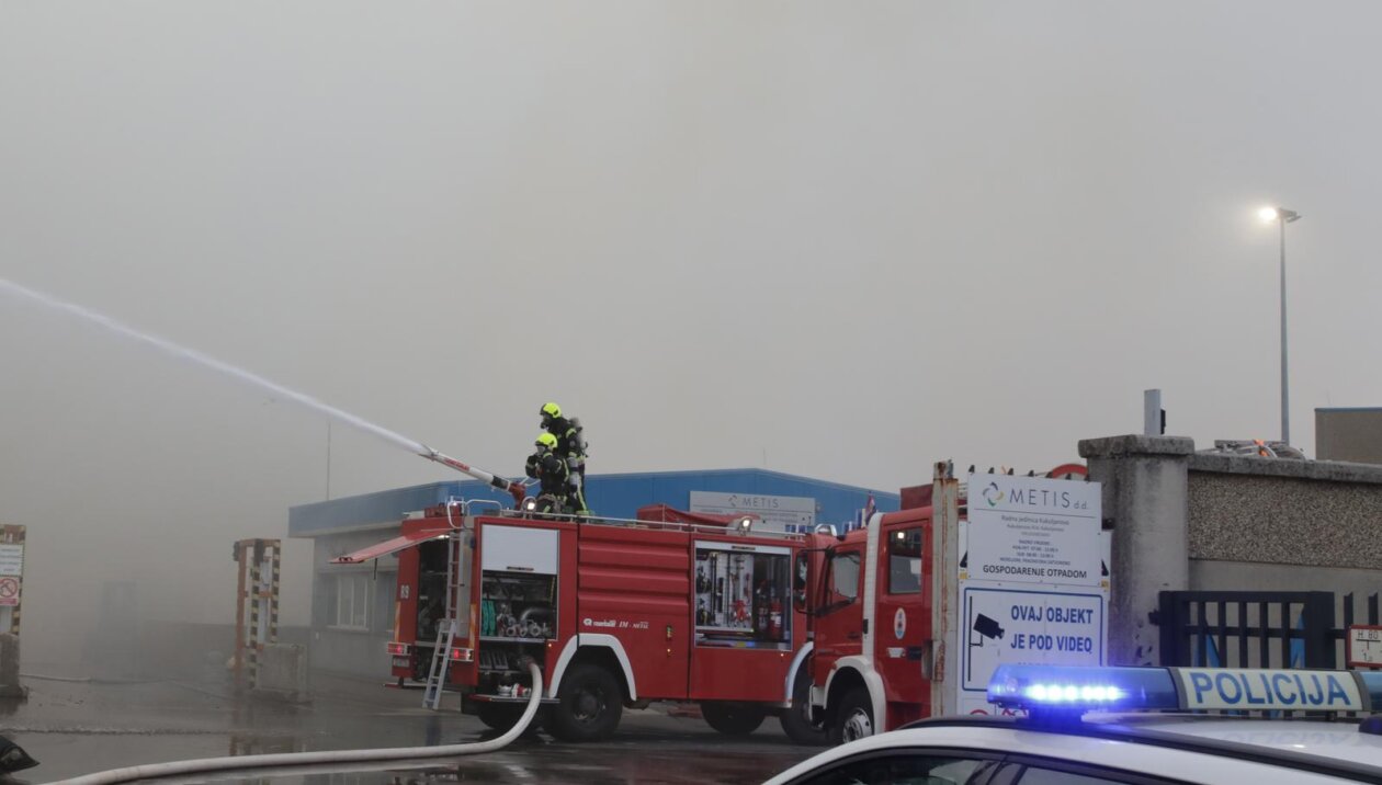 Rijeka: Izbio požar u skladištu Metisa na Kukuljanovu