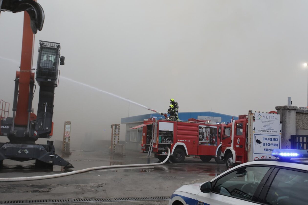 Rijeka: Izbio požar u skladištu Metisa na Kukuljanovu