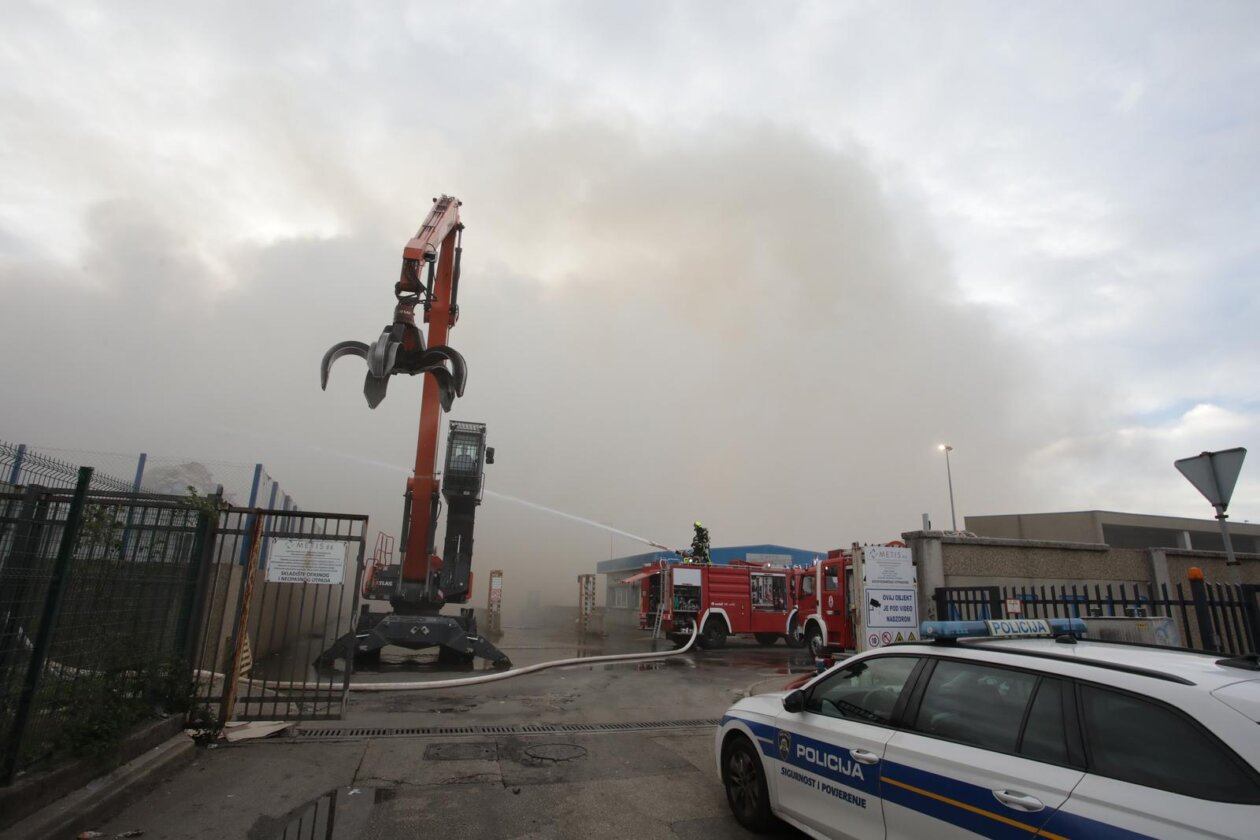 Rijeka: Izbio požar u skladištu Metisa na Kukuljanovu