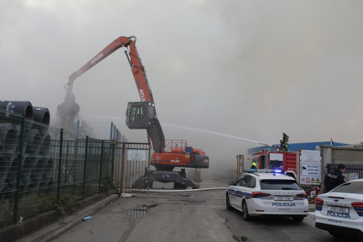 Rijeka: Izbio požar u skladištu Metisa na Kukuljanovu