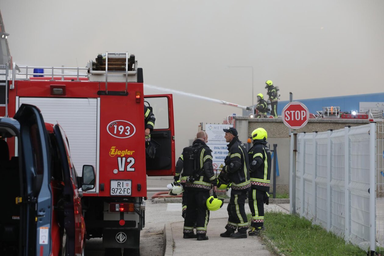 Rijeka: Izbio požar u skladištu Metisa na Kukuljanovu